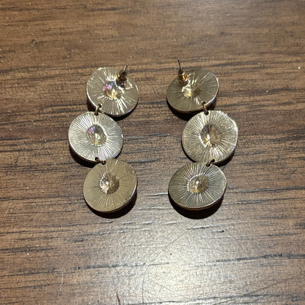 Elegant Gold and Black Jewelry Set with Lion Detail - Picture 4 of 4